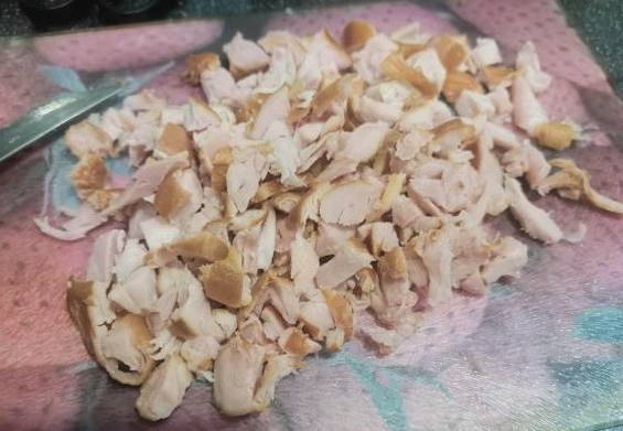 Салат «Грибная поляна» с опятами и копченой курицей