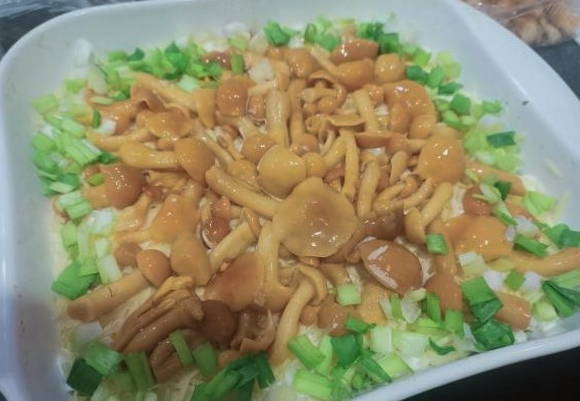 Салат «Грибная поляна» с опятами и копченой курицей