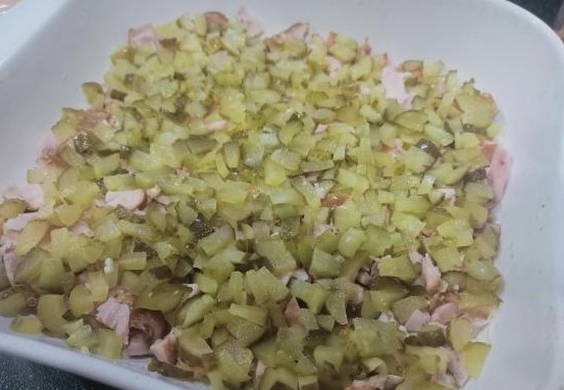 Салат «Грибная поляна» с опятами и копченой курицей