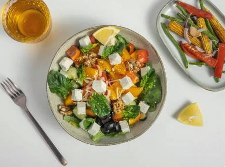 Греческий салат со шпинатом