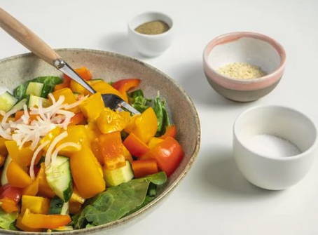 Греческий салат со шпинатом