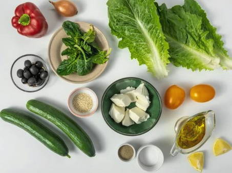 Греческий салат со шпинатом