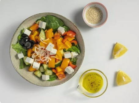 Греческий салат со шпинатом