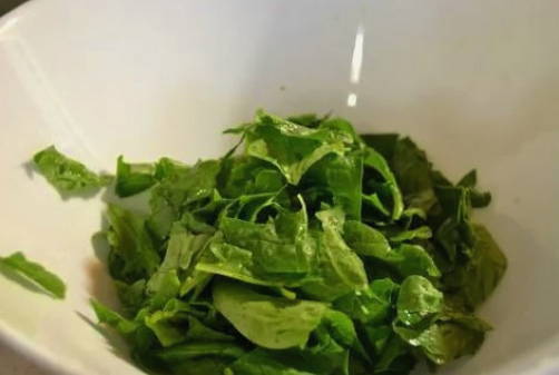 Греческий салат со шпинатом