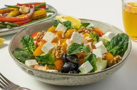 Греческий салат со шпинатом