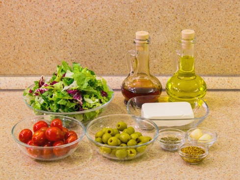 Греческий салат с фетой и оливками Греческий салат с фетой и оливками