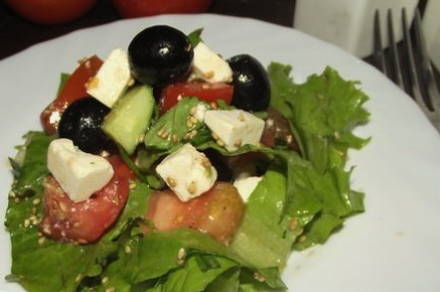 Греческий салат с фетой и маслинами