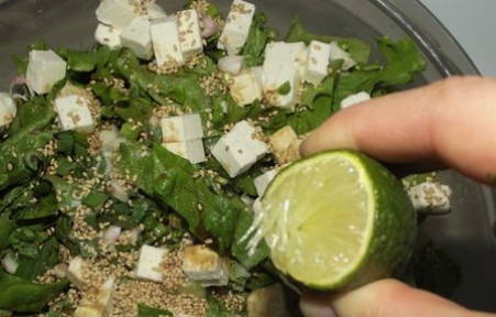 Греческий салат с фетой и маслинами