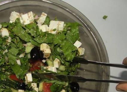 Греческий салат с фетой и маслинами