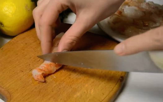 Зеленый салат с авокадо и креветками