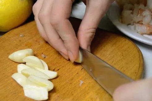 Зеленый салат с авокадо и креветками