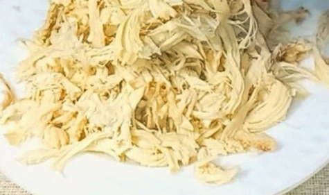 Салат «Дамский каприз» с черносливом, курицей и грецкими орехами