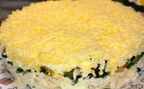 Салат «Дамский каприз» с черносливом, курицей и грецкими орехами