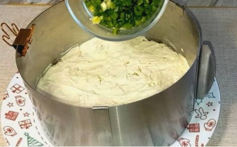 Салат «Дамский каприз» с черносливом, курицей и грецкими орехами