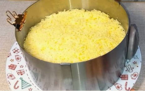 Салат «Дамский каприз» с черносливом, курицей и грецкими орехами