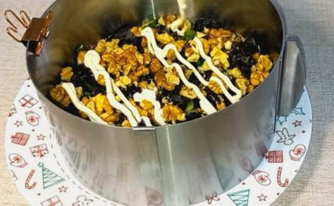 Салат «Дамский каприз» с черносливом, курицей и грецкими орехами