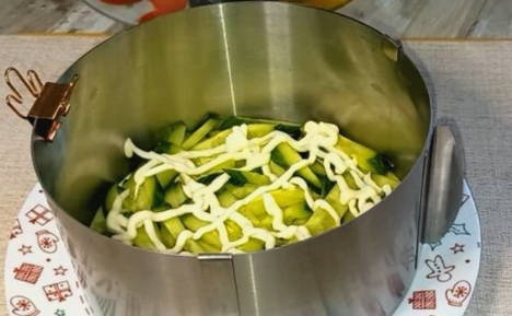 Салат «Дамский каприз» с черносливом, курицей и грецкими орехами