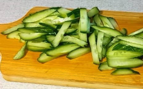 Салат «Дамский каприз» с черносливом, курицей и грецкими орехами