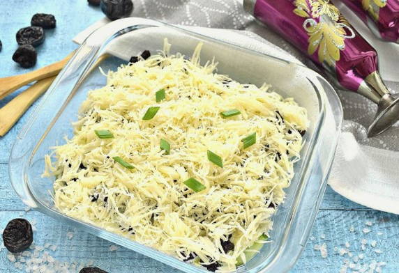 Салат «Дамский каприз» с черносливом и курицей