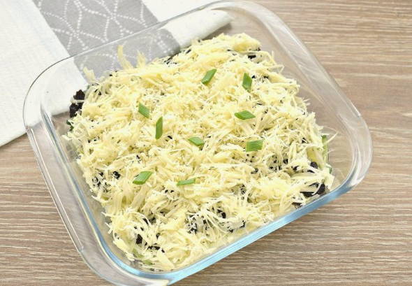 Салат «Дамский каприз» с черносливом и курицей