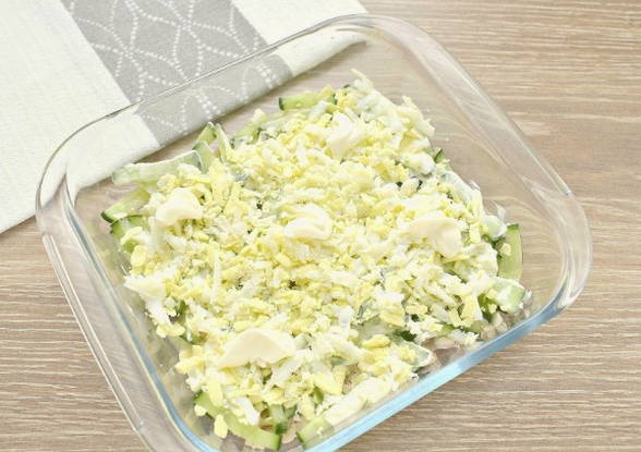 Салат «Дамский каприз» с черносливом и курицей