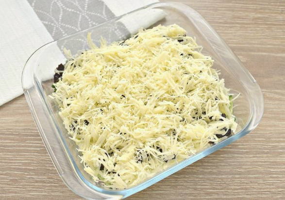 Салат «Дамский каприз» с черносливом и курицей