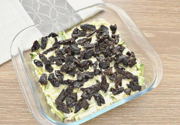 Салат «Дамский каприз» с черносливом и курицей