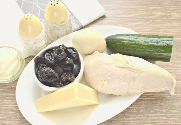 Салат «Дамский каприз» с черносливом и курицей