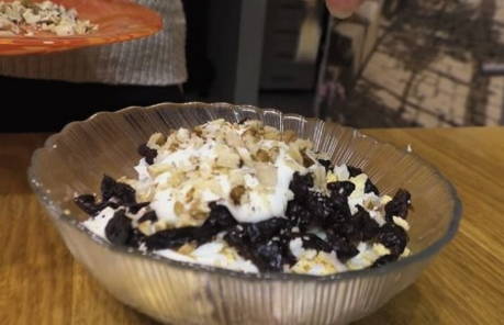 Салат «Дамский каприз» с черносливом