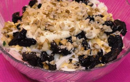 Салат «Дамский каприз» с черносливом