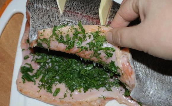 Форель с лимоном и сливочным маслом целиком в фольге в духовке