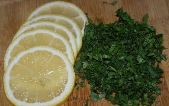 Форель с лимоном и сливочным маслом целиком в фольге в духовке