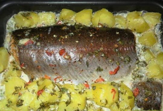 Форель с картошкой в сливках в духовке