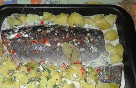 Форель с картошкой в сливках в духовке
