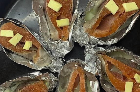 Запеченная форель кусочками в фольге в духовке