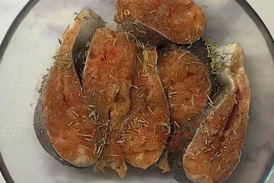 Запеченная форель кусочками в фольге в духовке