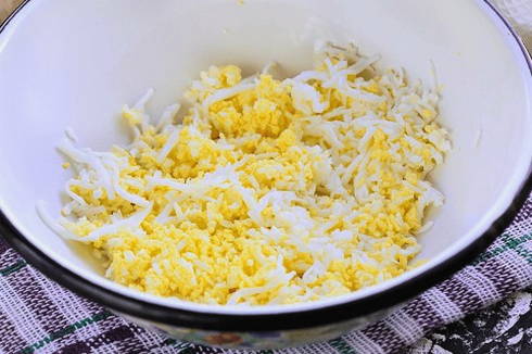 Еврейский салат с плавленым сыром, яйцом и чесноком