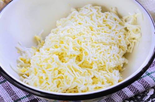 Еврейский салат с плавленым сыром, яйцом и чесноком