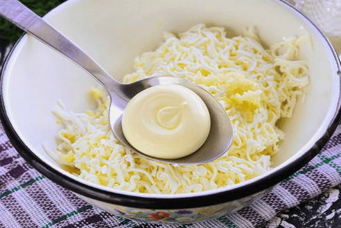 Еврейский салат с плавленым сыром, яйцом и чесноком