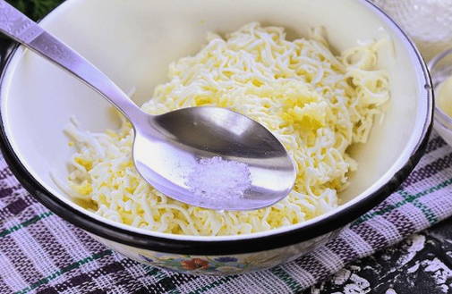 Еврейский салат с плавленым сыром, яйцом и чесноком
