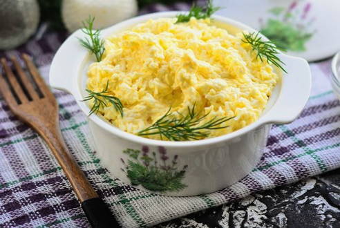 Еврейский салат с плавленым сыром, яйцом и чесноком