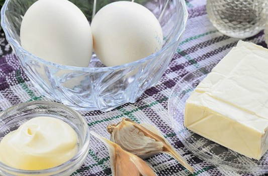 Еврейский салат с плавленым сыром, яйцом и чесноком