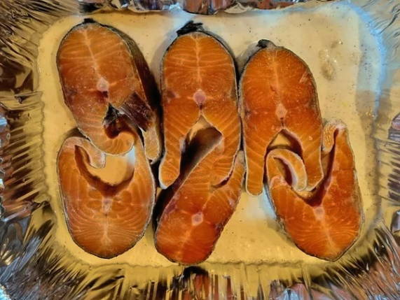 Стейки форели со сливками и сыром в духовке