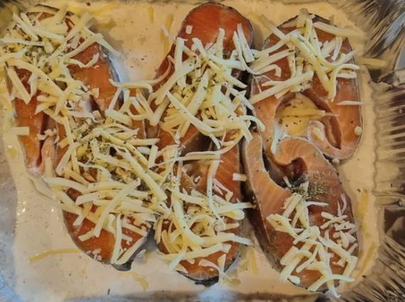 Стейки форели со сливками и сыром в духовке