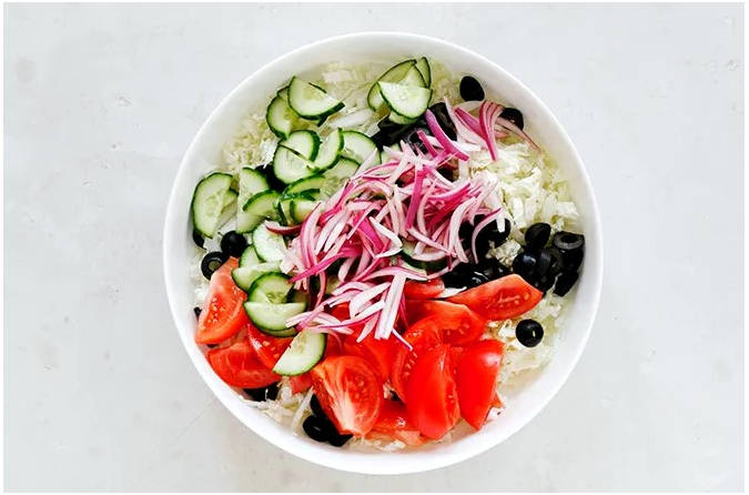 Греческий салат с красным луком
