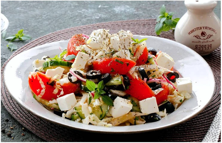 Греческий салат с красным луком