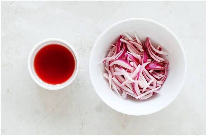 Греческий салат с красным луком