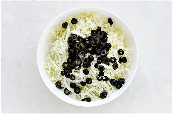 Греческий салат с красным луком