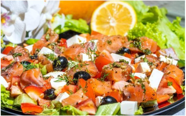 Греческий салат с красной рыбой