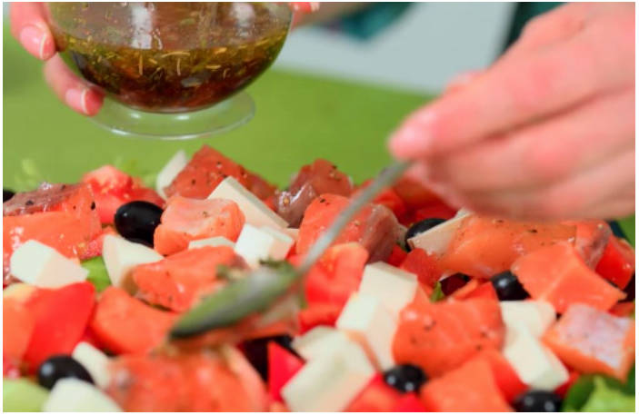 Греческий салат с красной рыбой